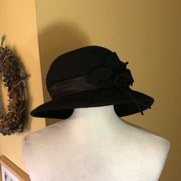 VINTAGE MAGID HATS brand Felted Wool Ladies Elegant Black
Floral Element NEW - Picture 8 of 16